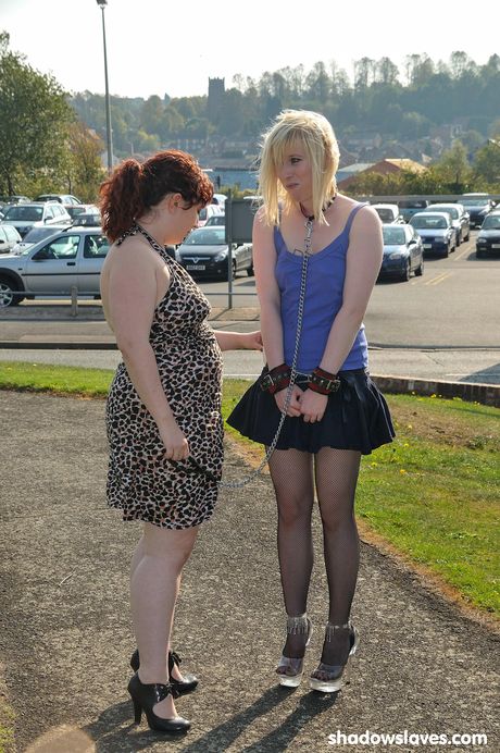 金髪のサティーン・スパークが足とつま先をペニスバンドで犯される