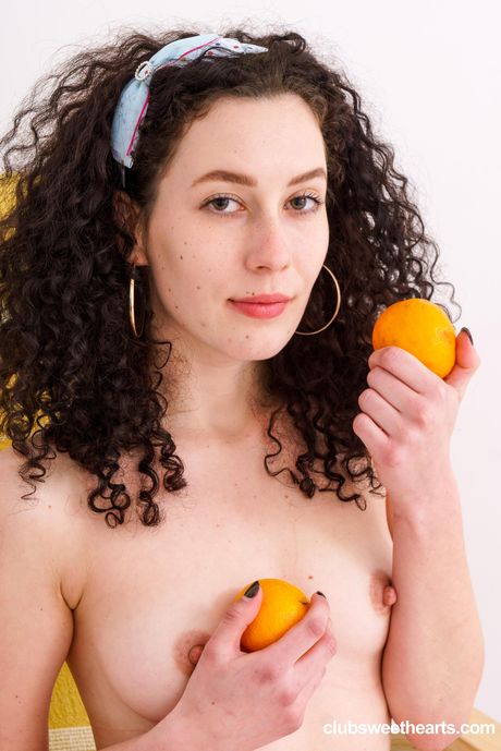 ホットなロシアの黒髪のCizlyは裸になり、ソロで彼女の剃毛された猫を指で触る