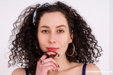 ホットなロシアの黒髪のCizlyは裸になり、ソロで彼女の剃毛された猫を指で触る