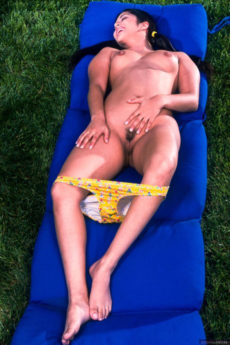 Fantastisk indisk MILF Sunny Leone præsenterer sine store bryster og røv udendørs