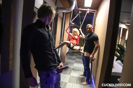 Blond tjekkisk MILF Petras bliver dobbelt penetreret i en trekant