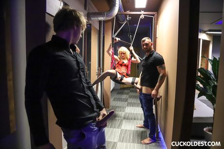 Blond tjekkisk MILF Petras bliver dobbelt penetreret i en trekant