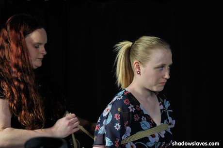 夢幻般的女同性戀 Kumi Monster 被她的女主人玩弄她的毛茸茸的陰部