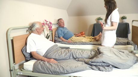 天使のようなチェコのMILFナナ・ガーネットが3Pでダブル挿入を受ける