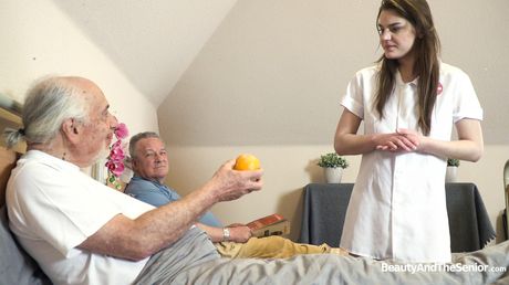 天使のようなチェコのMILFナナ・ガーネットが3Pでダブル挿入を受ける