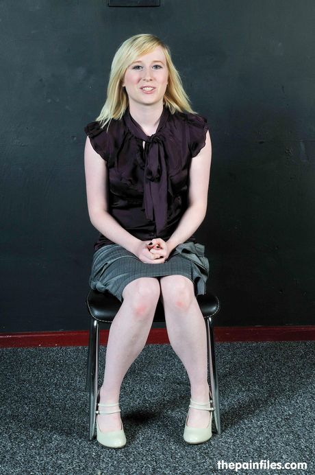 金髮女郎 Satine Spark 的陰部被玩弄，臉上沾滿了精液