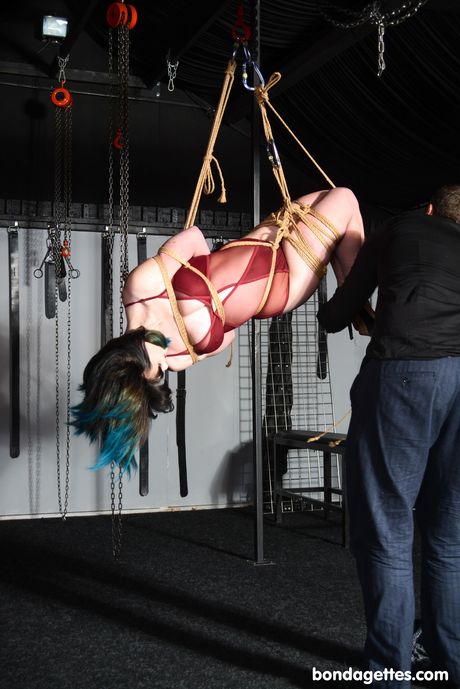 深色頭髮的美女路易斯雷德在一場火熱的捆綁場景中被綁住並堵住嘴