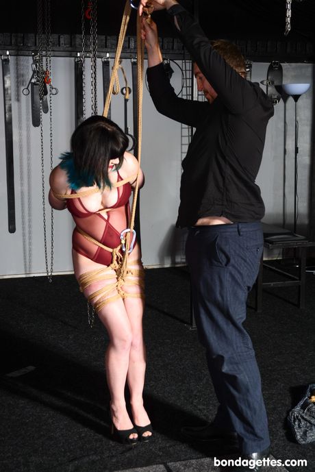 深色頭髮的美女路易斯雷德在一場火熱的捆綁場景中被綁住並堵住嘴