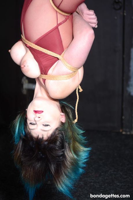 深色頭髮的美女路易斯雷德在一場火熱的捆綁場景中被綁住並堵住嘴