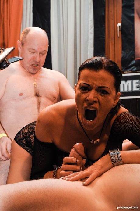 夢幻般的德國熟女 Dacada 在狂野群交中被操嘴和陰戶