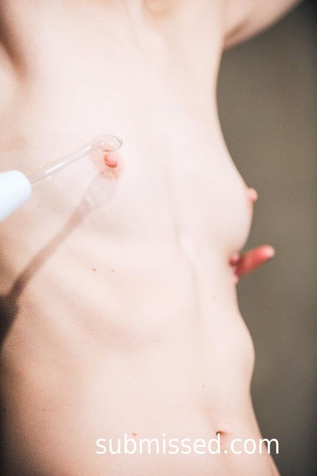 紅髮女主人 Irony 在一場激烈的 BDSM 活動中玩弄她的奴隸 Ava 的陰部