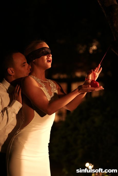 可愛的新娘 Vinna Reed 在花園裡被舔陰和乾