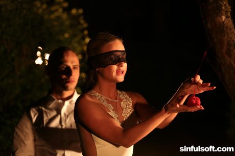 可愛的新娘 Vinna Reed 在花園裡被舔陰和乾