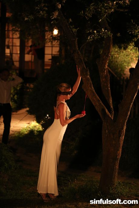 可愛的新娘 Vinna Reed 在花園裡被舔陰和乾