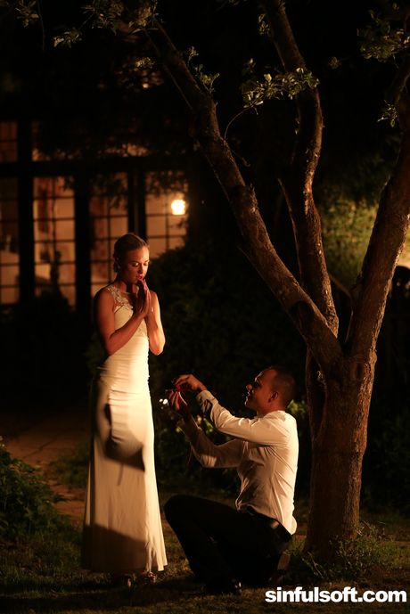 可愛的新娘 Vinna Reed 在花園裡被舔陰和乾