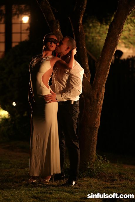 可愛的新娘 Vinna Reed 在花園裡被舔陰和乾