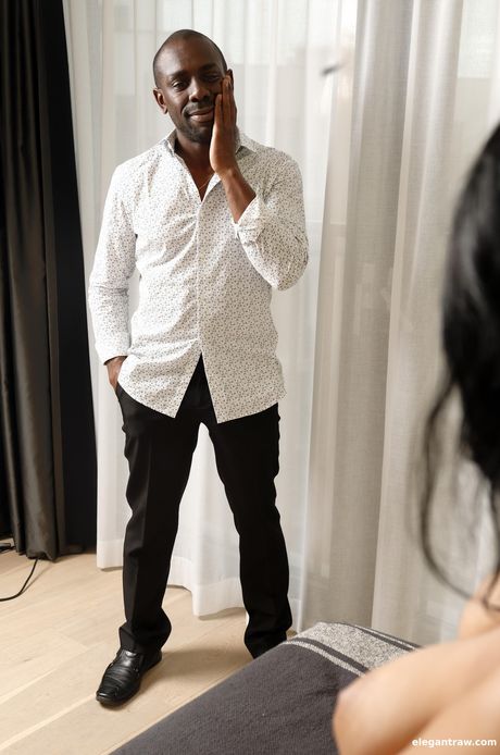 Den kurvebrystede belgiske mørkhårede Valentina Ricci sutter en pik før analsex