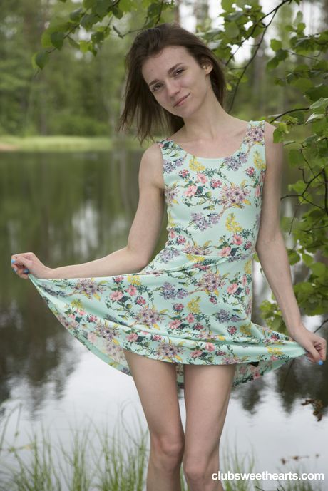 Tynd ukrainsk teenager Nelya fingrer våd kusse i en dam efter at være blevet nøgen