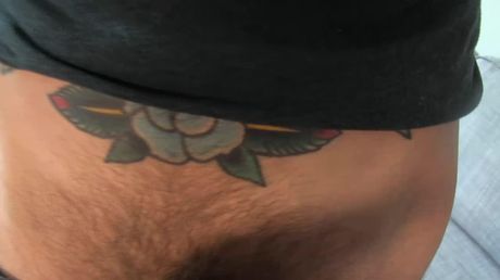 可愛的美國黑人 Nikki Darling 脫光褲襪，用腳交吸吮大雞巴