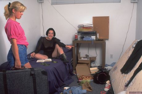 金髪のポスターガール、ジェイド・ダイアモンドが男に膣を貫かれる