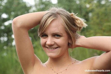 Lucette Nice 是一位熱愛戶外自慰的青少年