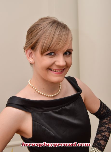 聰明的成熟Lucette是個喜歡自慰的女同性戀