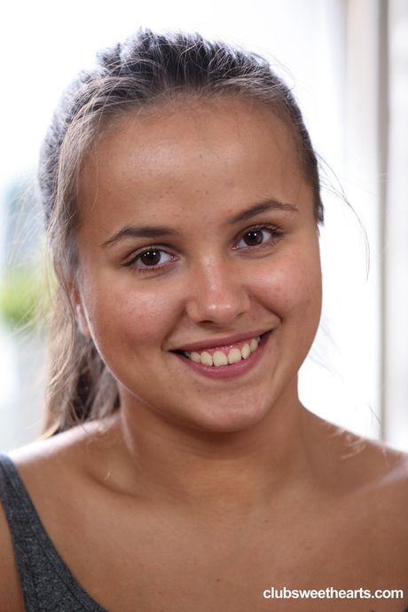 黑髮匈牙利美女奧利維亞·尼斯 (Olivia Nice) 的迷人大奶和陰戶被一個淫蕩的男人操了