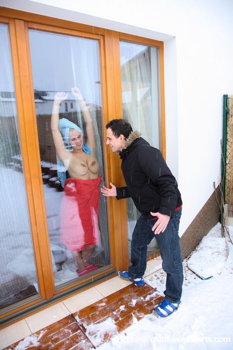 金髮捷克女孩 Elle McBear 穿著黑色連身裙勾引她的男性朋友