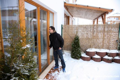 金髮捷克女孩 Elle McBear 穿著黑色連身裙勾引她的男性朋友