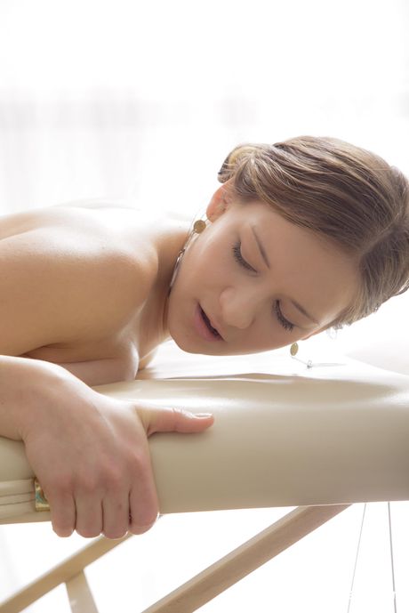 豐滿胸部的烏克蘭少女 Adelle Booty 油膩的身體被按摩和性交