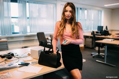 Engelsk hollandsk sekretær Taylor Sands får sin fisse dicked på arbejde