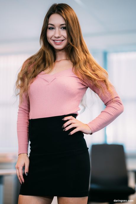 Engelsk hollandsk sekretær Taylor Sands får sin fisse dicked på arbejde