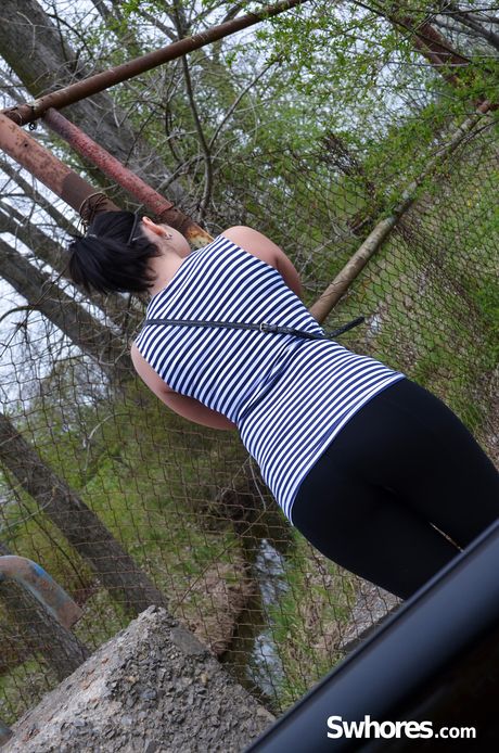 黑髮亞洲女孩在森林裡被陌生人幹