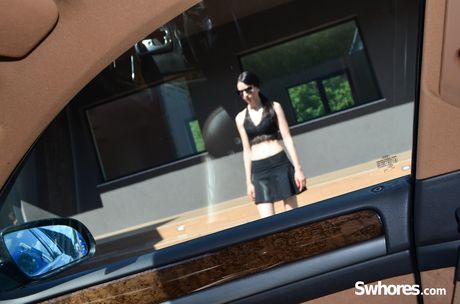 亞洲寶貝業餘得到她的陰部由街頭妓女手指