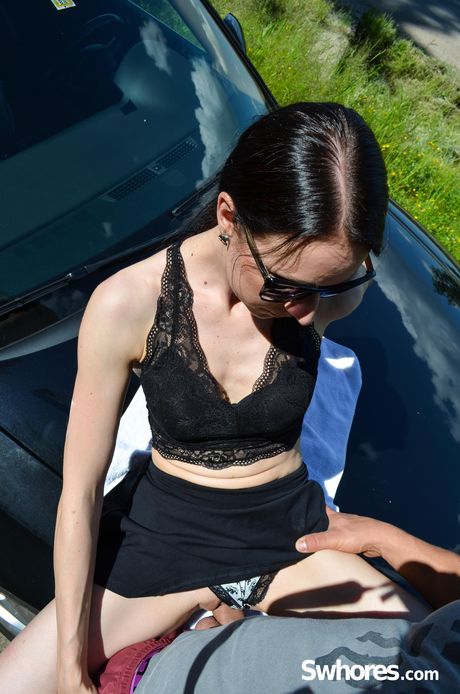 亞洲寶貝業餘得到她的陰部由街頭妓女手指