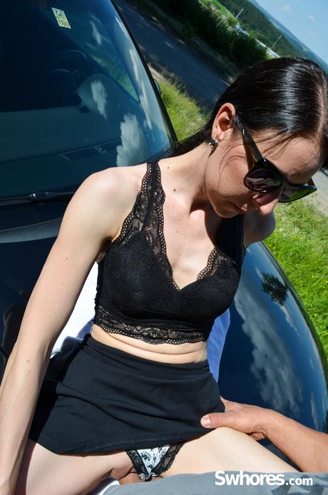 亞洲寶貝業餘得到她的陰部由街頭妓女手指