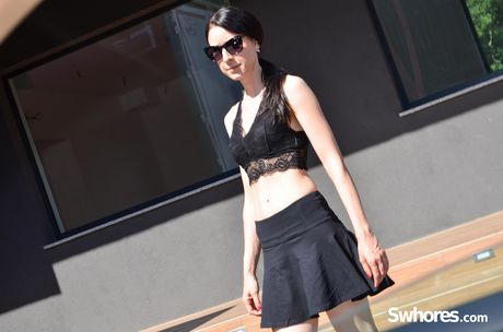 亞洲寶貝業餘得到她的陰部由街頭妓女手指