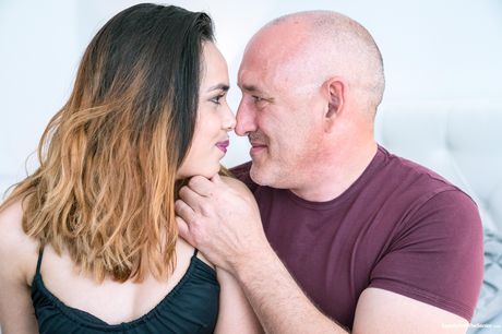 一流的荷蘭少女埃斯佩蘭薩·德爾·霍諾 (Esperanza Del Horno) 被一個淫蕩的老男人舔陰和乾淫