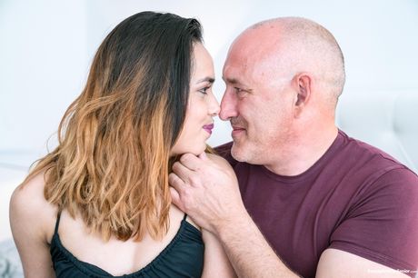 一流的荷蘭少女埃斯佩蘭薩·德爾·霍諾 (Esperanza Del Horno) 被一個淫蕩的老男人舔陰和乾淫