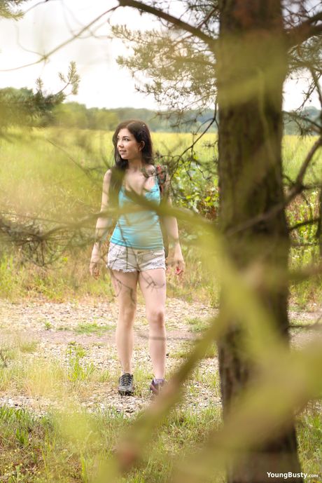 深色頭髮的捷克封面女郎 Daphne A 在戶外展示她的大乳房並揉搓她的陰部