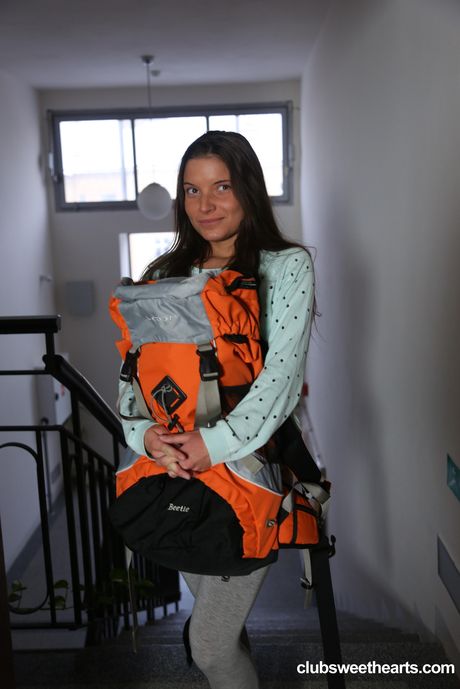 火辣的匈牙利美女 Anita Bellini 在三人行中被舔陰和乾