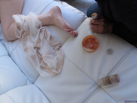 性感尤物 Capri Anderson 和 Ashley Lane 單獨展現她們的迷人乳房