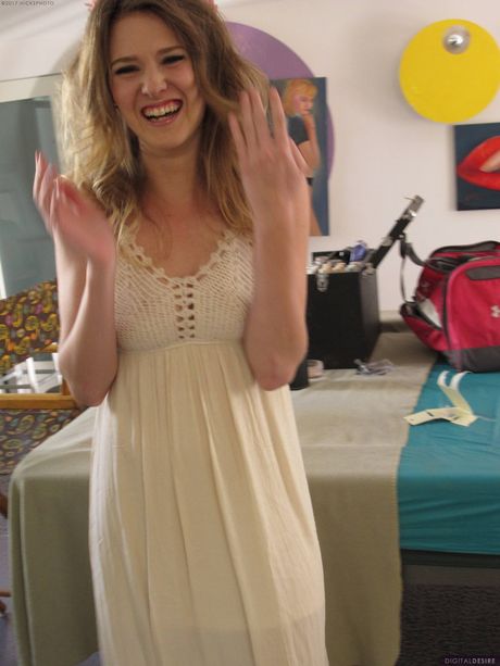 性感尤物 Capri Anderson 和 Ashley Lane 單獨展現她們的迷人乳房