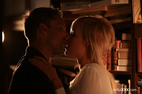 金髪チェコ人美女リア・サンが図書館でオマンコを犯される