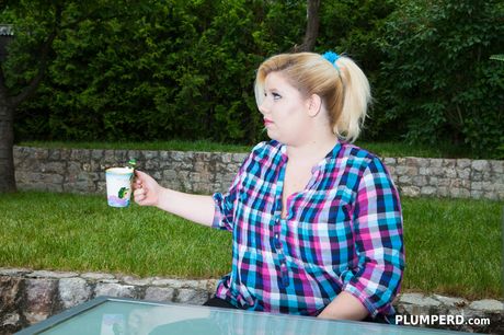 Blonde BBW Rebecca får sine fantastiske bryster og fisse slikket udendørs