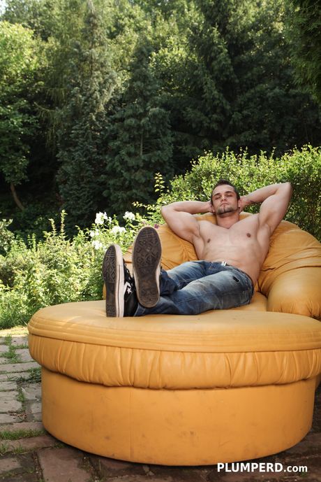 Store bryster, kvindelige Marta, bliver kneppet af en hængt fyr i ryggen