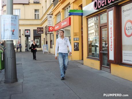 Kurvet kurvet Jenny får sine fantastiske jugger og fisse kneppet af en fremmed