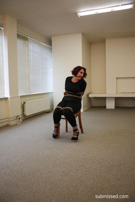 Rødhåret Cougar Rani viser sine fantastiske meloner og poserer solo