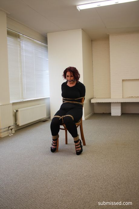 Rødhåret Cougar Rani viser sine fantastiske meloner og poserer solo