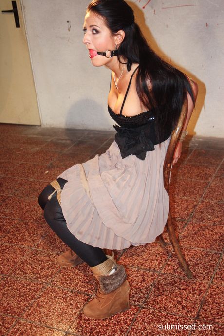 美麗的捷克美女妮可·維斯 (Nicole Vice) 露出了她巨大的乳房，並玩弄了她的陰部